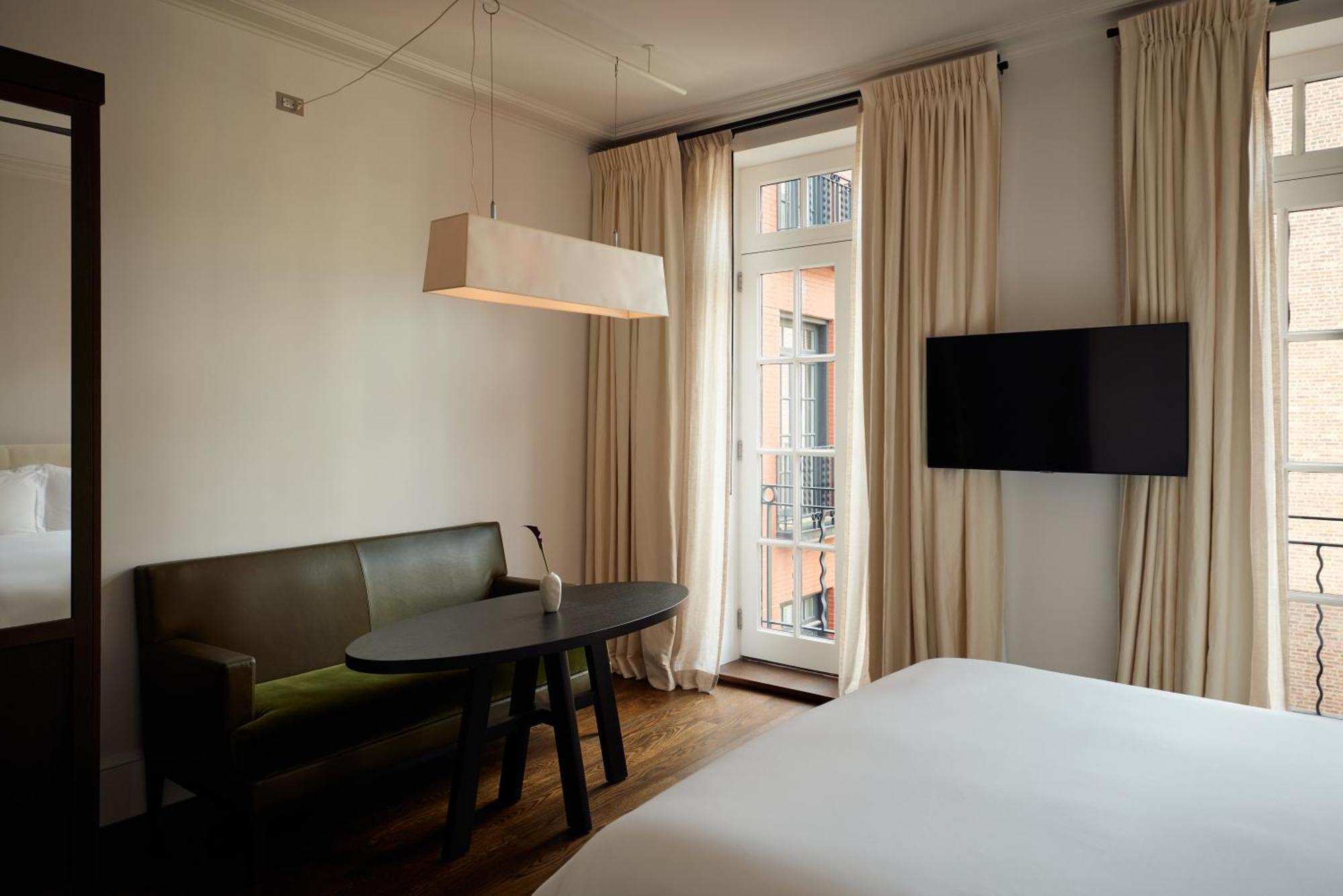 Courtyard Room,1690942714:JPEG